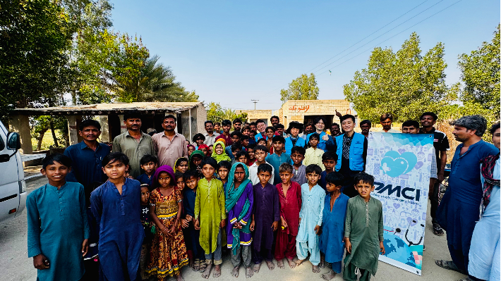 예수병원 국제의료협력단 선교팀과 지역 주민들이 마을에서 기념사진을 촬영하고 있다. 예수병원 제공
