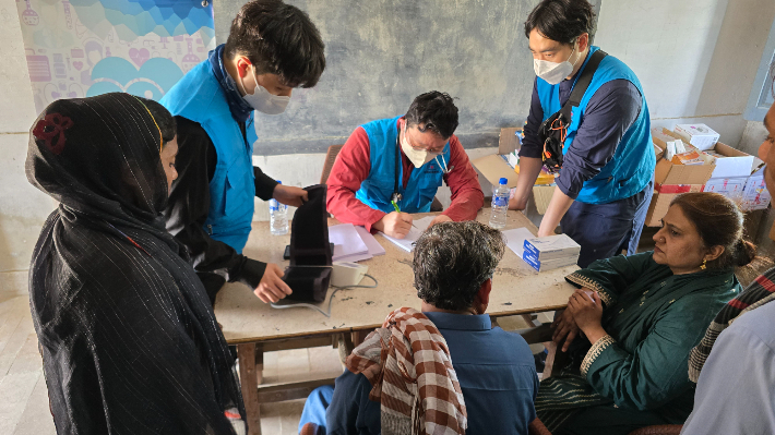 예수병원 국제의료협력단 선교팀이 현지 주민들을 대상으로 건강 검진과 맞춤형 진료를 진행하고 있다. 예수병원 제공