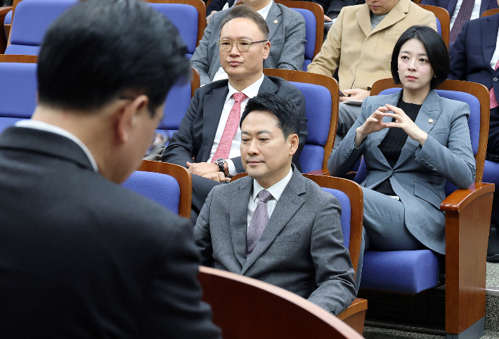 국민의힘 장동혁 대표와 배현진 의원이 2월 23일 국회에서 열린 의원총회에서 송언석 원내대표의 발언을 경청하고 있다. 연합뉴스