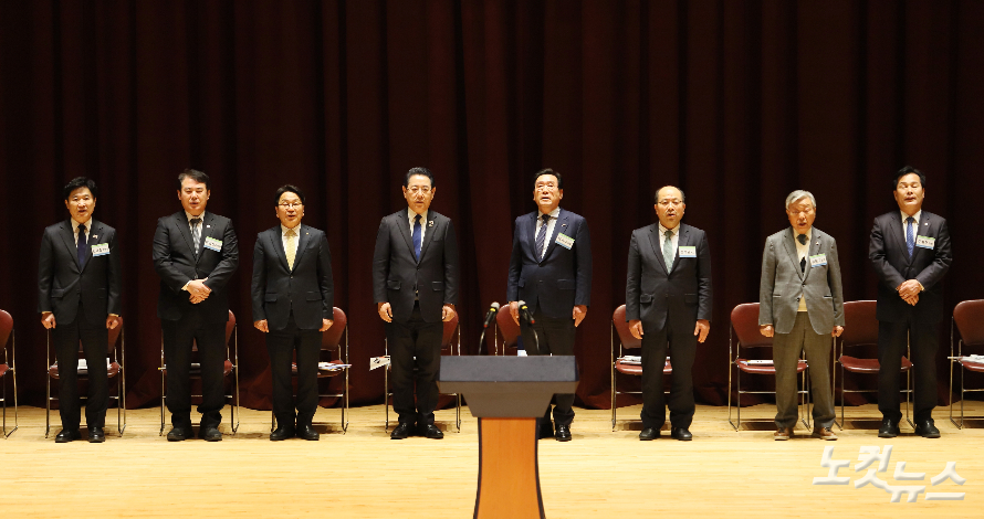 2부 기념식에서 (왼쪽부터)김대중 전남도교육감, 이정선 광주시교육감, 강기정 광주시장, 김영록 전남도지사(이상 축사), 김기수 장로(독립선언문 낭독), 정석윤 광교협 회장(격려사), 심판구 장로(만세삼창), 주철현 국회의원(축사)이 애국가를 제창하고 있다. 한세민 기자