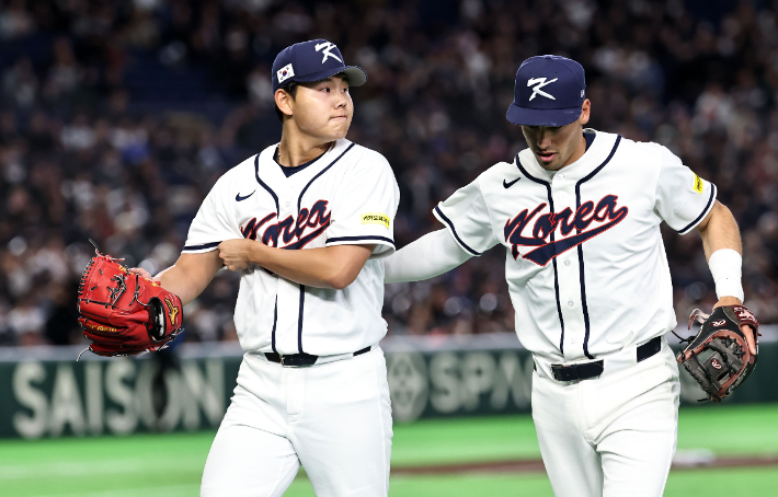 무실점 기록한 소형준(왼쪽). 연합뉴스