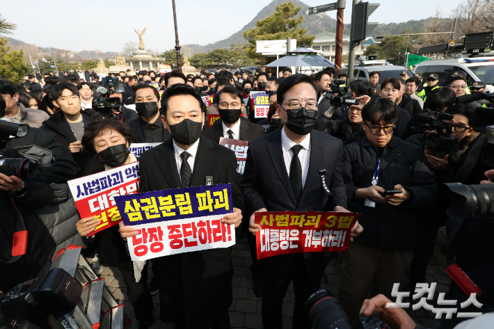 장동혁 국민의힘 대표와 송언석 원내대표를 비롯한 의원들이 5일 오전 서울 종로구 청와대 사랑채 앞 분수대에서 열린 현장 의원총회를 마친 후 청와대 앞으로 도보 행진을 하고 있다. 류영주 기자