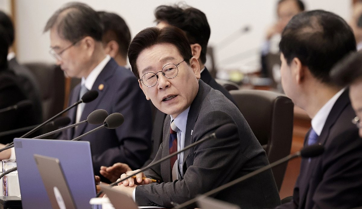 이재명 대통령이 5일 청와대에서 열린 중동 상황 대응책 논의를 위한 국무회의에서 발언하고 있다. 연합뉴스