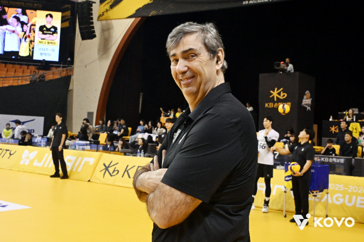 미소 짓는 필립 블랑 감독. 한국배구연맹