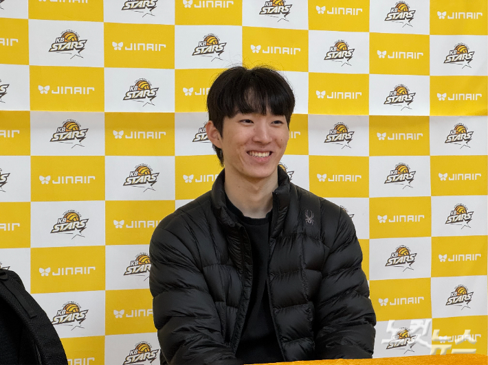 취재진과 인터뷰하는 김진영. 김조휘 기자