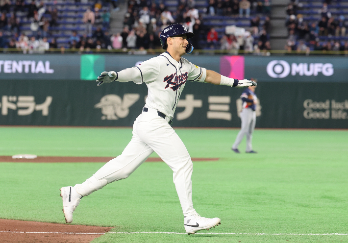 홈런 친 후 기뻐하는 위트컴. 연합뉴스