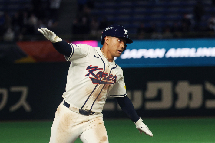 홈런 세리머니 중인 존스. 연합뉴스