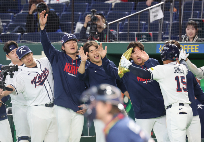5일 일본 도쿄돔에서 열린 2026 월드베이스볼클래식(WBC) 조별리그 C조 1차전 한국과 체코의 경기. 8회말 2사 한국 저마이 존스가 솔로 홈런을 친 뒤 동료들과 자축하고 있다. 연합뉴스