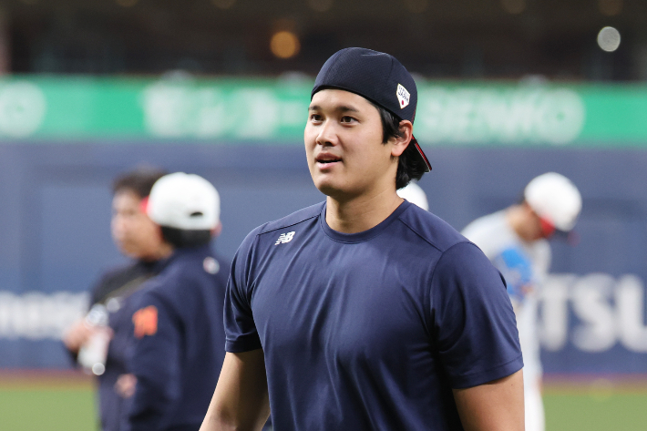 월드베이스볼클래식(WBC) 출전을 앞둔 일본 야구 대표팀 오타니 쇼헤이가 지난 1일 일본 오사카 교세라돔에서 훈련을 마친 뒤 퇴장하고 있다. 연합뉴스