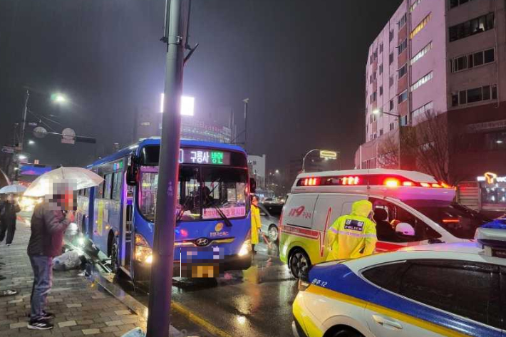지난 5일 오후 8시 35분쯤 강원 원주시 개운동 남부시장 사거리에서 시내버스가 보행자 2명을 들이받았다. 강원소방본부 제공