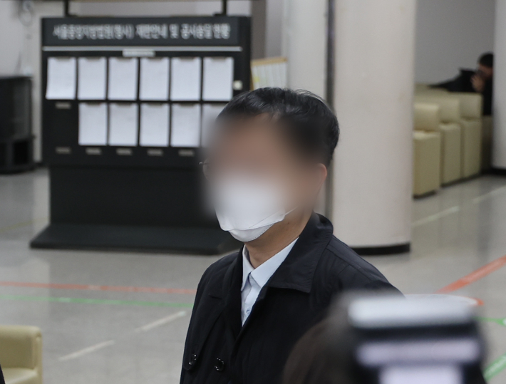 북한에 무인기를 보내 남북 긴장을 조성한 혐의를 받는 30대 대학원생 오모씨가 지난달 26일 구속 전 피의자 심문(영장실질심사)을 받기 위해 서울 서초구 서울중앙지법으로 들어서고 있다. 연합뉴스