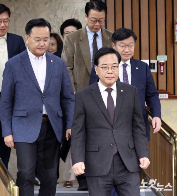 원내대책회의 참석하는 송언석