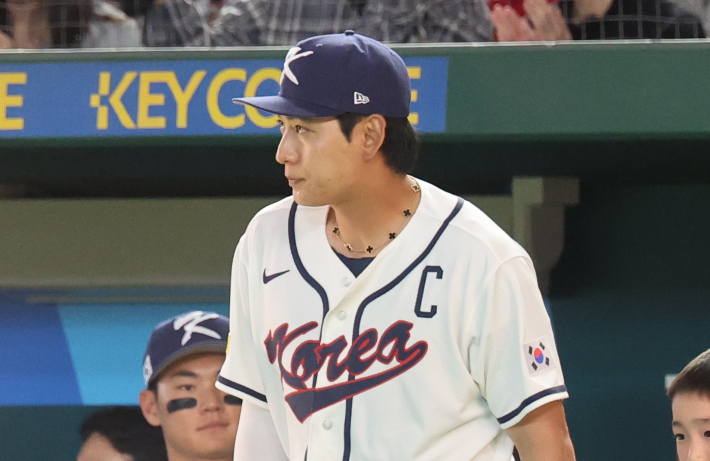5일 일본 도코돔에서 열린 2026 월드베이스볼클래식(WBC) 조별 리그 C조 1차전 한국과 체코의 경기에서 한국 이정후가 입장하고 있다. 연합뉴스 