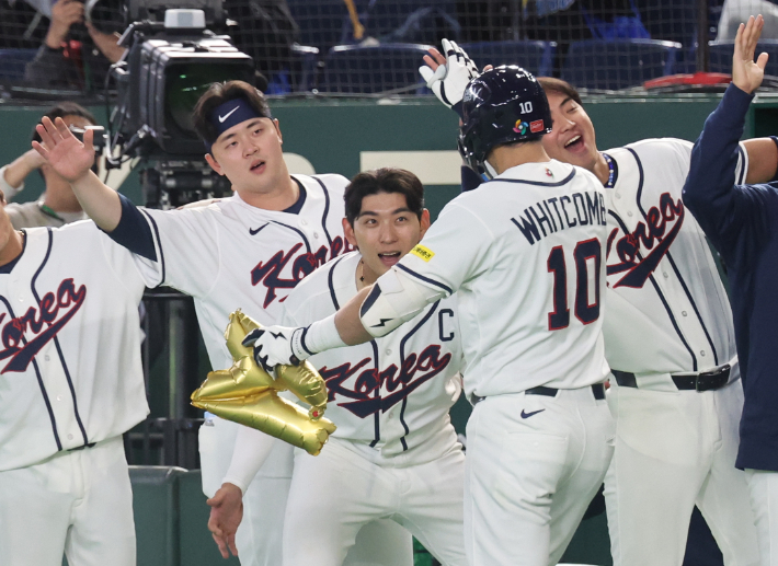 5일 일본 도코돔에서 열린 2026 월드베이스볼클래식(WBC) 조별 리그 C조 1차전 한국과 체코의 경기. 5회말 1사 1루 한국 셰이 위트컴이 2점 홈런을 친 뒤 이정후의 축하를 받고 있다. 연합뉴스 