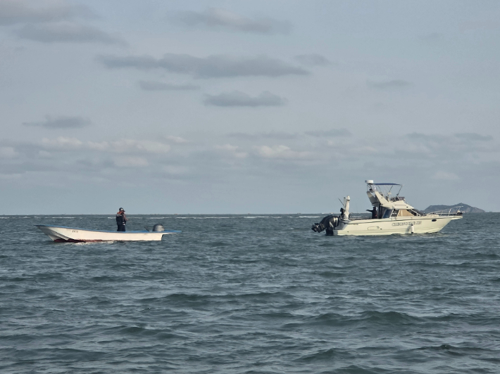 5일 부산 사하구 도요등 인근 해상에서 요트 1척이 바닥에 걸렸다가 해경에 의해 구조되는 모습. 부산해양경찰서 제공 