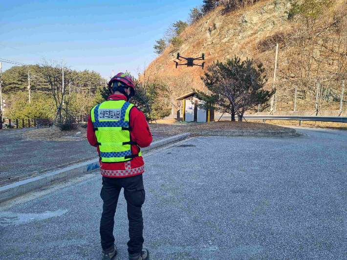산림청이 드론을 활용한 산불 예방 합동 기동단속을 실시하고 있다. 산림청 제공