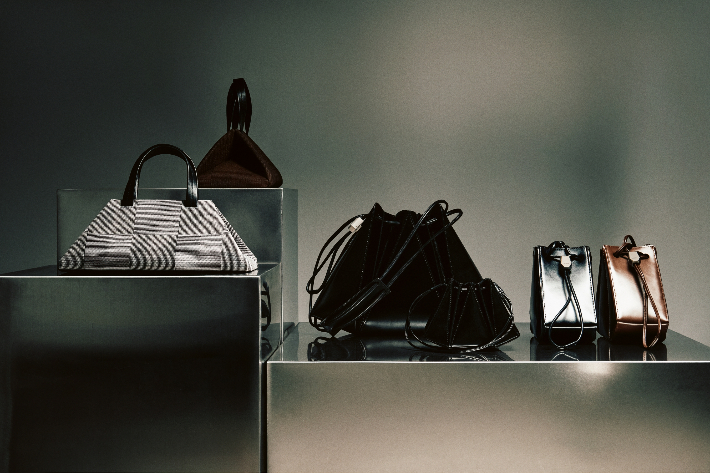 삼성물산 패션부문의 브랜드 구호가 글로벌 디자이너 톰 딕슨과 협업한 '폴드백' 한정 컬렉션을 선보였다. 구호 제공