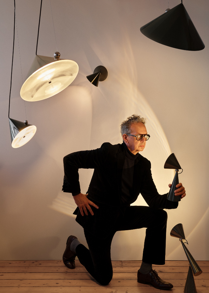 삼성물산 패션부문의 브랜드 구호가 글로벌 디자이너 톰 딕슨과 협업한 '폴드백' 한정 컬렉션을 선보였다. 톰 딕슨은 산업 디자인과 라이프스타일 디자인을 아우르는 글로벌 디자이너로 이케아, 롤스로이스, 아디다스 등 다양한 글로벌 브랜드와 협업해 왔다. 구호 제공