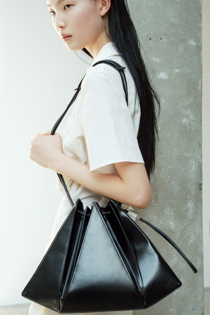 삼성물산 패션부문의 브랜드 구호가 글로벌 디자이너 톰 딕슨과 협업한 '폴드백' 한정 컬렉션을 선보였다. 구호 제공