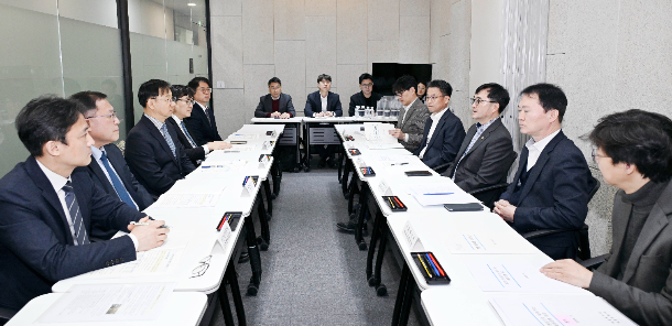 임기근 기획예산처 장관 직무대행은 6일 오전 휴머노이드 로봇 개발 기업 ㈜로브로스를 방문해 AI·로봇 분야 중점관리대상 사업의 집행상황을 점검하고 현장의 애로사항과 개선방안을 논의했다. 기획예산처 제공