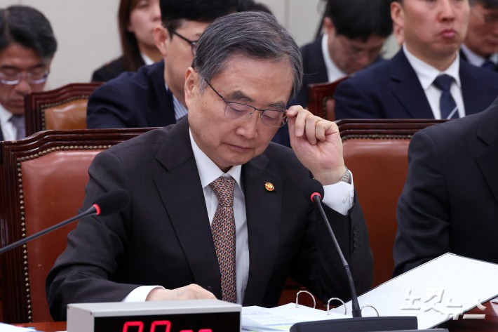 조현 외교부 장관이 6일 서울 여의도 국회에서 열린 외교통일위원회 전체회의에서 생각에 잠겨있다.