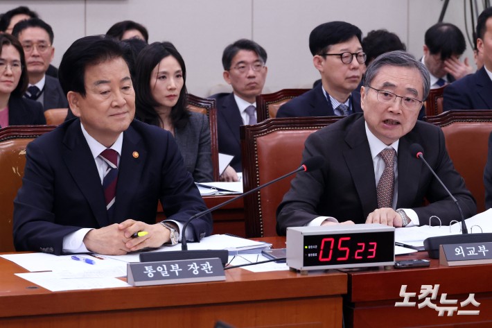 조현 외교부 장관이 6일 서울 여의도 국회에서 열린 외교통일위원회 전체회의에서 중동 사태 관련 의원 질의에 답변하고 있다.