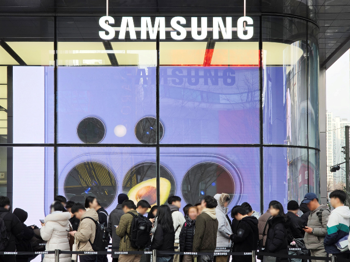 '갤럭시 S26 시리즈' 사전 예약자들이 제품 수령을 위해 대기하고 있는 모습. 삼성전자 제공