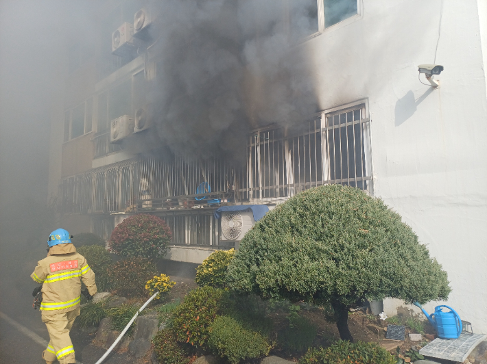 6일 오전 9시 50분쯤 전남 장성군 장성읍의 한 아파트 1층에서 불이 나 소방당국이 진화작업을 진행하고 있다. 전남소방본부 제공