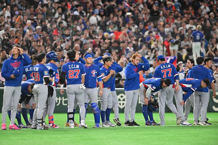 대만 선수들이 5일 호주에 패한 뒤 아쉬운 표정을 짓는 모습. 연합뉴스 