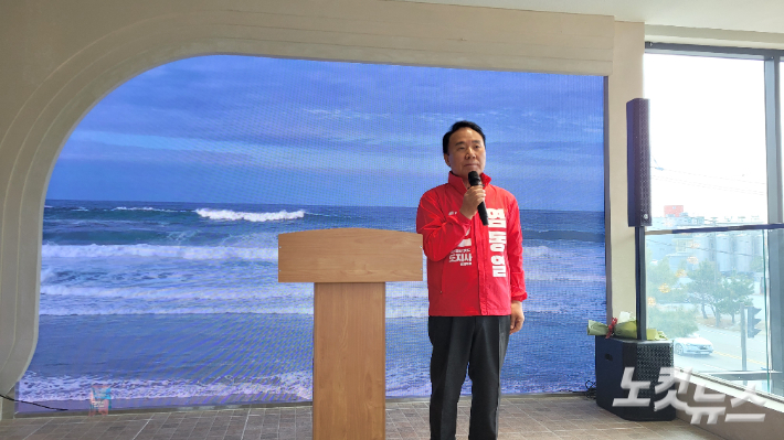 6일 오전 강릉의 한 카페에서 기자회견을 하고 있는 염동열 예비후보. 전영래 기자