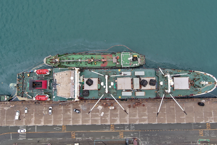 6일 오전 3시 10분쯤 부산 감천항에서 급유 작업 중이던 러시아국적 냉동냉장선에 기름 70ℓ이 바다에 유출됐다. 부산해양경찰서 제공