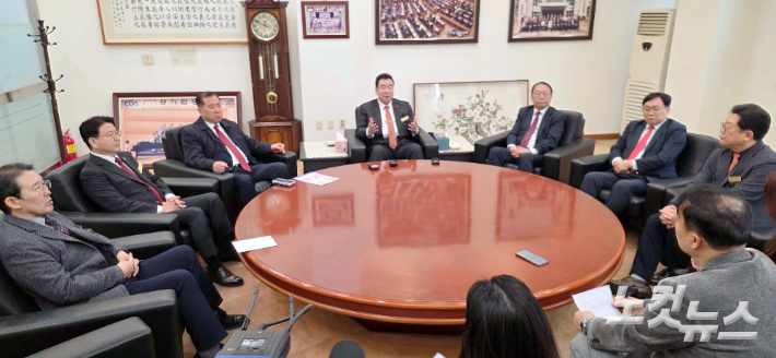 부산부활절연합예배 공동주최 단체 관계자들이 교계 언론을 대상으로 설명회를 하고 있다. 이강현 기자