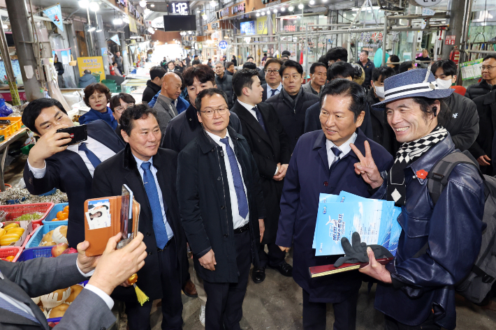 더불어민주당 정청래 대표가 6일 전남 영광 터미널시장을 찾아 한 군민과 기념사진을 찍고 있다. 연합뉴스