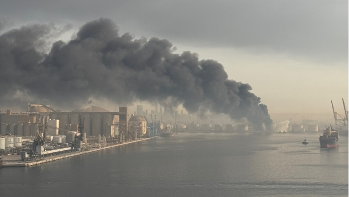 미국과 이스라엘의 이란 공격 이후 중동 지역 전반에 확전 위기가 고조되는 가운데 호르무즈 해협과 인접한 아랍에미리트 제벨알리항 인근이 공격 받아 검은 연기가 치솟고 있다. 선원노련 제공