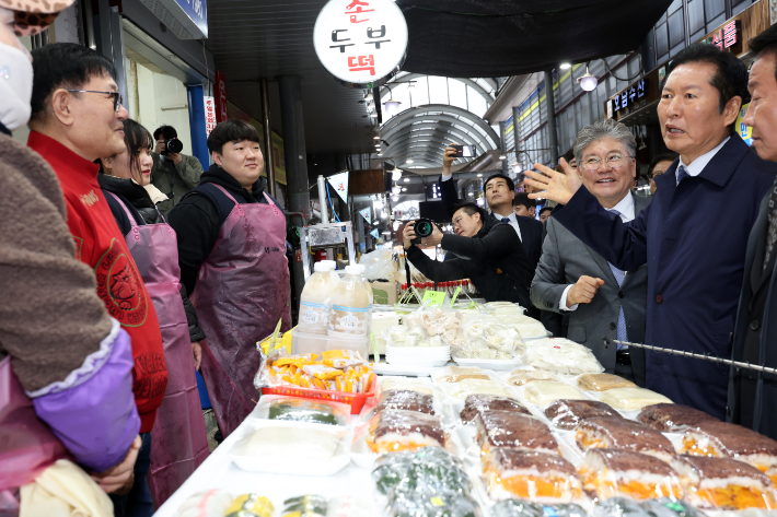 더불어민주당 정청래 대표가 6일 전남 영광 터미널시장을 찾아 상인들과 이야기하고 있다. 연합뉴스