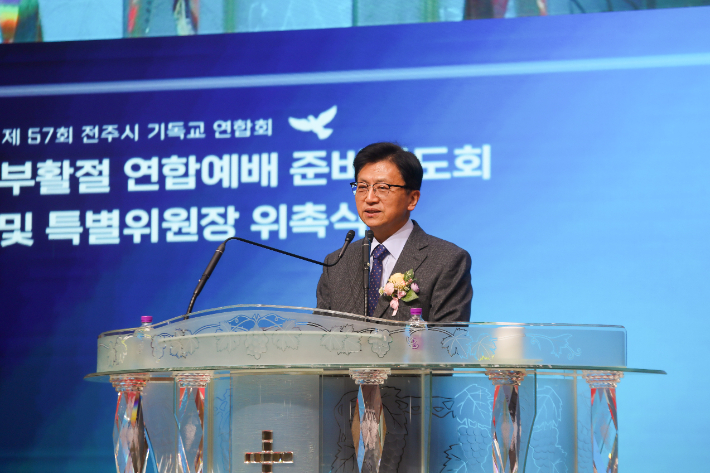 전주시기독교연합회 대표회장 정석동 목사가 부활절 연합예배 준비기도회에서 말씀을 전하고 있다. 최화랑 기자