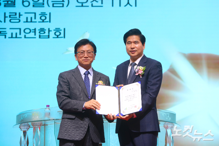 전주시기독교연합회 대표회장 정석동 목사가 부활절 연합예배 준비위원장으로 위촉된 남기곤 목사에게 위촉장을 전달하고 있다. 최화랑 기자