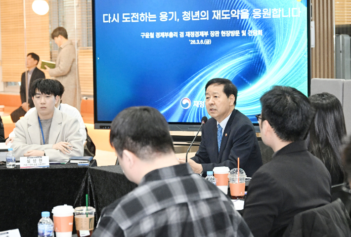구윤철(가운데) 부총리 겸 재정경제부 장관이 6일 대전스타트업파크를 방문해 관계기관을 비롯해 전문가 및 창업자들과 청년 재도전 창업 간담회를 가졌다. 재정경제부 제공