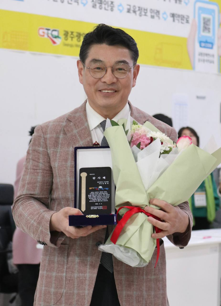 광주 서구의회 김태진 의원이 공동주택 활성화를 위한 의정 활동 공로를 인정받아 대한주택관리사협회로부터 감사패를 받고 기념사진을 촬영하고 있다. 김태진 의원 제공