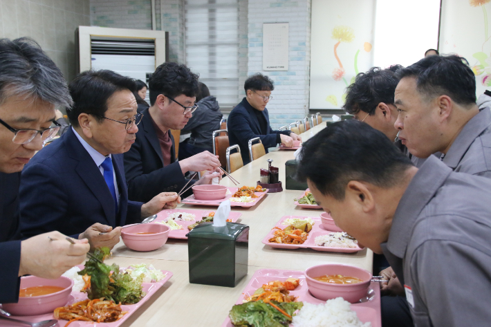 강기정 광주시장과 금호타이어 임직원들이 6일 금호타이어 곡성공장 식당에서 식사를 하고 있다. 금호타이어 제공