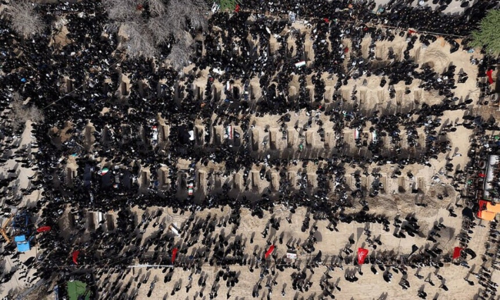 이스라엘이 이란 미나브의 초등학교를 폭격해 최소 175명이 사망한 장례식이 3일(현지시각) 현지에서 열려 주민들이 묘지에서 희생된 어린이들을 기리고 있다. 연합뉴스