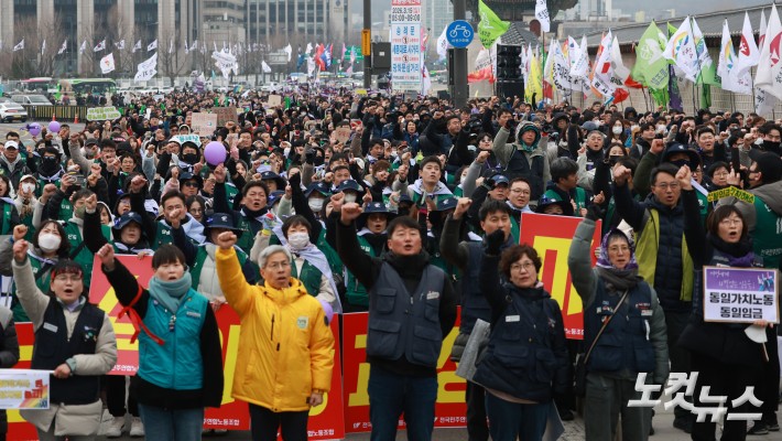6일 오후 서울 종로구 경복궁 동십자각에서 열린 3·8 세계 여성의 날 전국노동자대회에서  민주노총 조합원들이 구호를 외치고 있다.