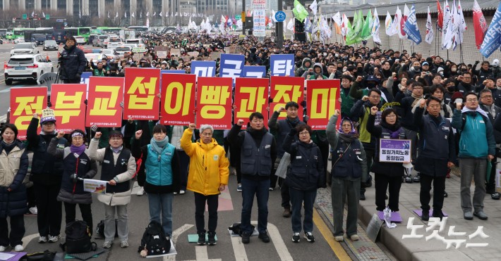 6일 오후 서울 종로구 경복궁 동십자각에서 열린 3·8 세계 여성의 날 전국노동자대회에서  민주노총 조합원들이 구호를 외치고 있다.