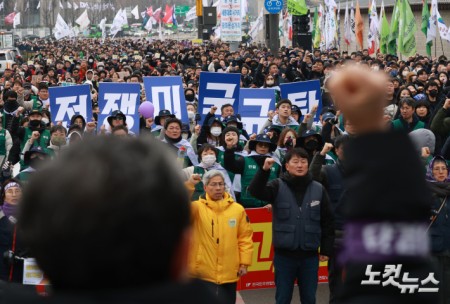 6일 오후 서울 종로구 경복궁 동십자각에서 열린 3·8 세계 여성의 날 전국노동자대회에서  민주노총 조합원들이 구호를 외치고 있다.
