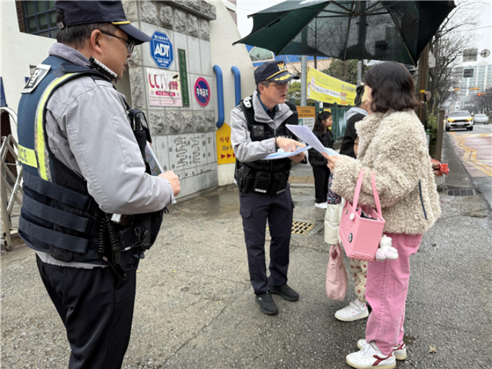 약취·유인 등 실종 사건을 사전에 차단하기 위한 경찰의 안전활동 모습. 전북 전주덕진경찰서 제공 