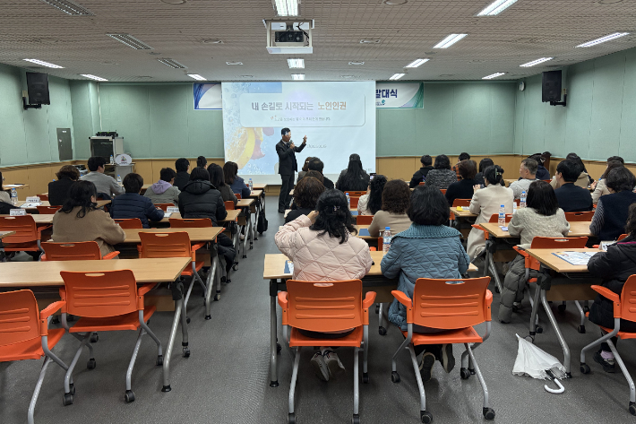 익산시가 6일 노인의료복지시설 인권지킴이 발대식과 함께 교육을 실시했다. 익산시 제공