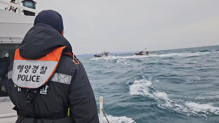 포항 앞바다에서 조업중 선내로 해수가 유입된 A호가 B호에 예인되고 있다. 포항해경 제공