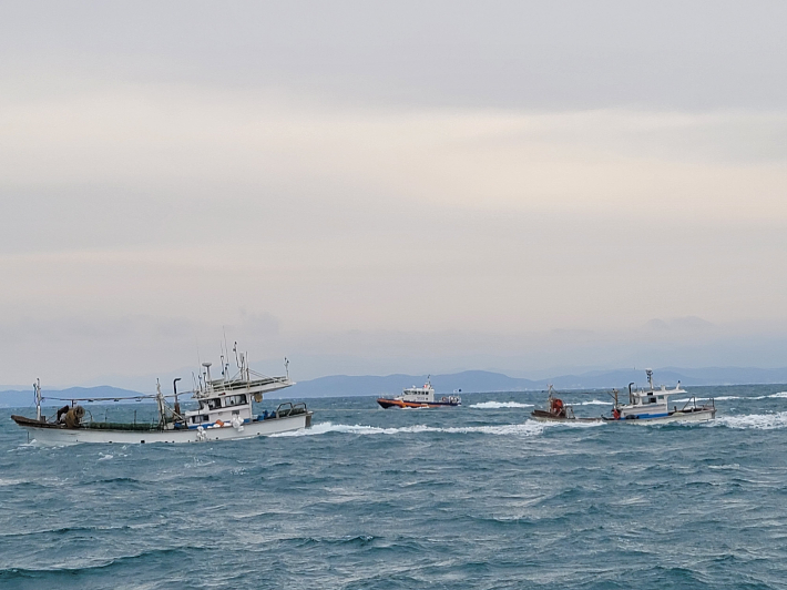 포항 앞바다에서 조업중 선내로 해수가 유입된 A호가 B호에 예인되고 있다. 포항해경 제공