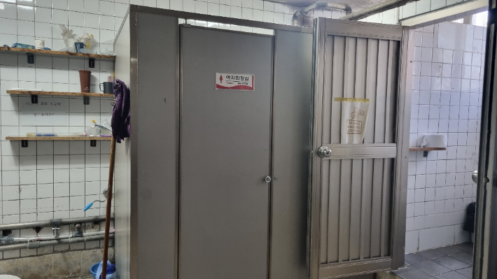 지금 미정씨가 일하는 회사 차고지의 여자 화장실. 원래 남자 화장실이었던 공간 안에 5년 전 여자 화장실 칸이 설치됐다. 김지은 기자 