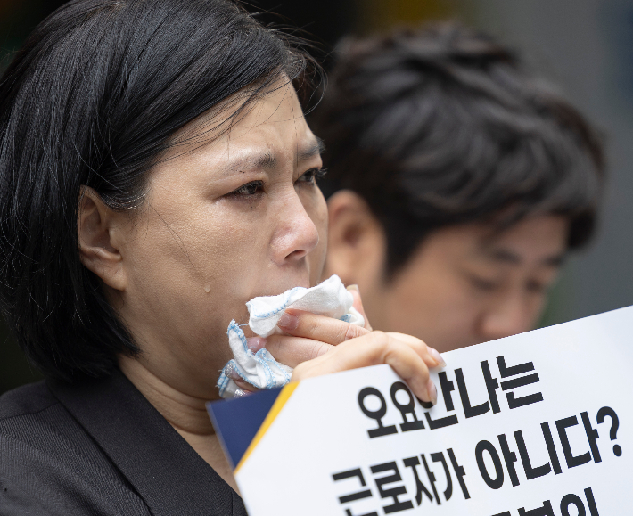 지난해 5월 19일 서울 중구 서울고용노동청 앞에서 열린 MBC 기상캐스터였던 고(故) 오요안나씨 특별감독결과 규탄 기자회견에서 오씨의 어머니 장연미 씨가 눈물을 흘리고 있다. 연합뉴스